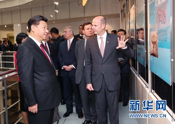 10月22日，國家主席習近平在倫敦參觀國際移動衛星公司。新華社記者 姚大偉 攝 