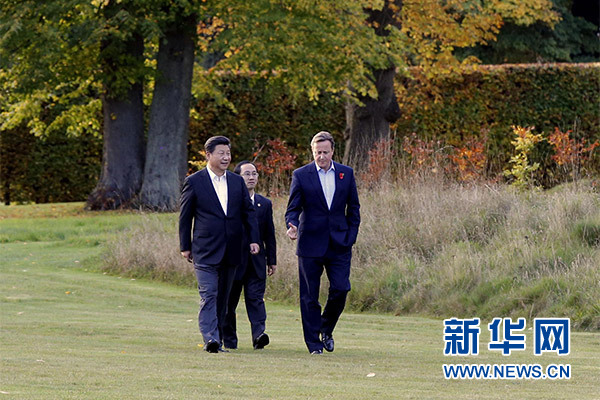 這是習近平與卡梅倫漫步草坪，邊走邊談。新華社記者 鞠鵬攝