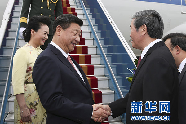 11月5日，中共中央總書記、國家主席習近平抵達越南首都河內，開始對越南進行國事訪問。這是越南高級官員到機場迎接習近平和夫人彭麗媛。新華社記者蘭紅光攝 