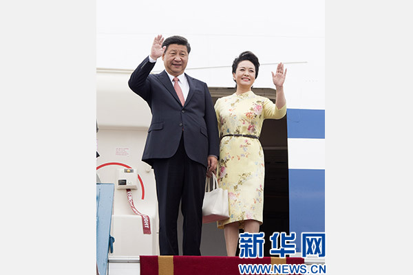 11月5日，中共中央總書記、國家主席習近平抵達越南首都河內，開始對越南進行國事訪問。這是習近平和夫人彭麗媛步出艙門向歡迎人群揮手致意。新華社記者 李學仁 攝
