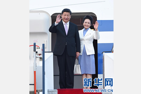 11月6日，國家主席習近平抵達新加坡，開始對新加坡進行國事訪問。這是習近平和夫人彭麗媛步出艙門。 新華社記者張鐸攝