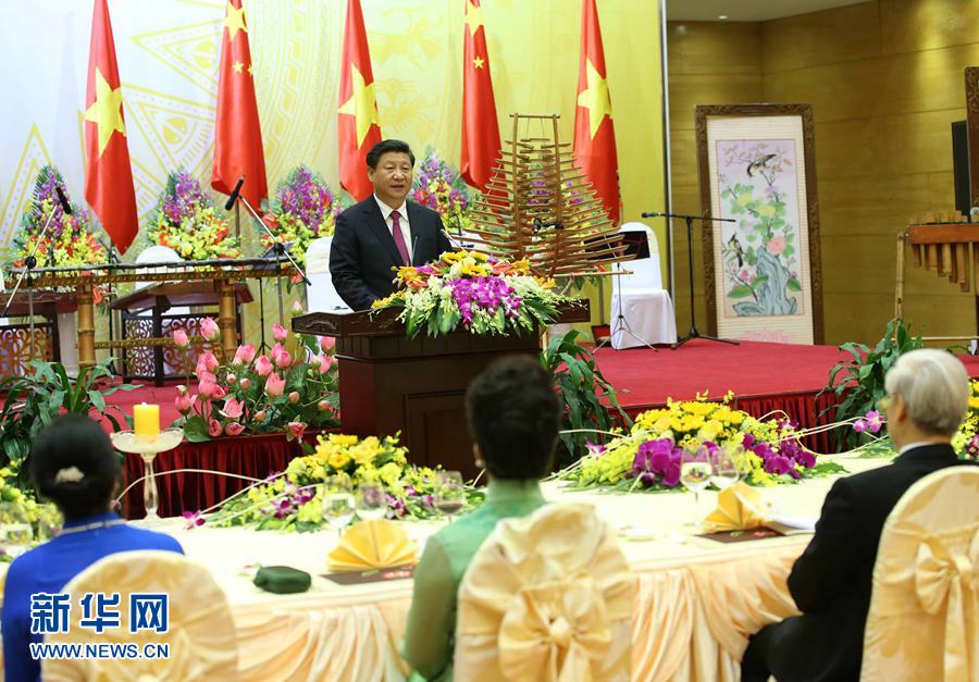 11月5日，中共中央總書記、國家主席習近平和夫人彭麗媛出席越共中央總書記阮富仲和越南國家主席張晉創在河內國際會議中心舉行的盛大歡迎晚宴。新華社記者 龐興雷 攝 