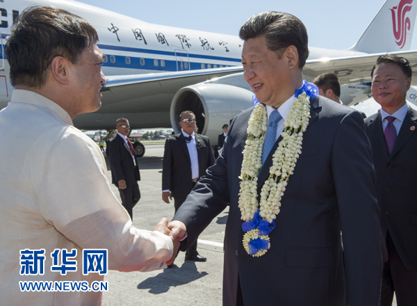 11月17日，國家主席習近平抵達菲律賓首都馬尼拉尼諾·阿基諾國際機場，出席即將舉行的亞太經合組織第二十三次領導人非正式會議。菲律賓高級官員到機場迎接習近平主席。新華社記者李學仁攝