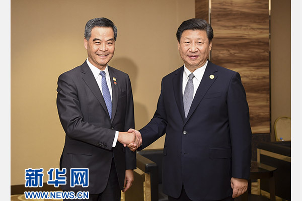 11月18日，國家主席習近平在菲律賓馬尼拉會見前來出席亞太經合組織第二十三次領導人非正式會議的香港特別行政區行政長官梁振英。新華社記者謝環馳攝