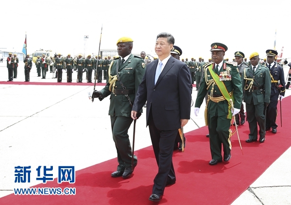12月1日，中國國家主席習近平乘專機抵達津巴布韋首都哈拉雷，開始對津巴布韋進行國事訪問。津巴布韋總統穆加貝在機場舉行隆重歡迎儀式。這是習近平檢閱儀仗隊。新華社記者 黃敬文 攝 