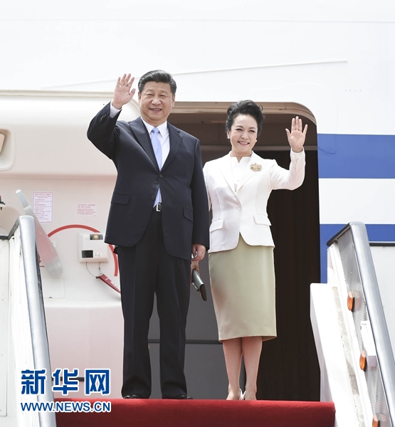 12月1日，中國國家主席習近平乘專機抵達津巴布韋首都哈拉雷，開始對津巴布韋進行國事訪問。津巴布韋總統穆加貝在機場舉行隆重歡迎儀式。這是習近平和夫人彭麗媛向歡迎人群揮手致意。新華社記者 謝環馳 攝 
