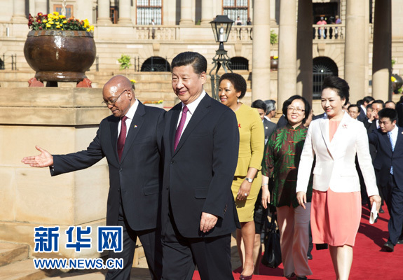 12月2日，國家主席習近平在比勒陀利亞同南非總統祖馬舉行會談。這是會談前，祖馬在聯邦大廈廣場為習近平舉行隆重的歡迎儀式。 新華社記者黃敬文 攝 