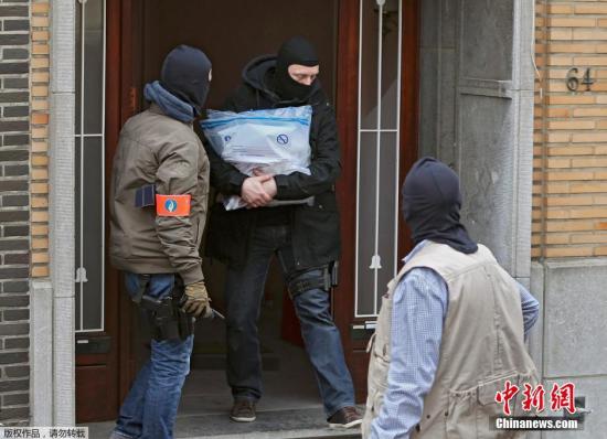 當地時間2016年3月23日，比利時布魯塞爾，布魯塞爾恐襲案嫌犯在安德萊赫特一棟建筑內被捕。