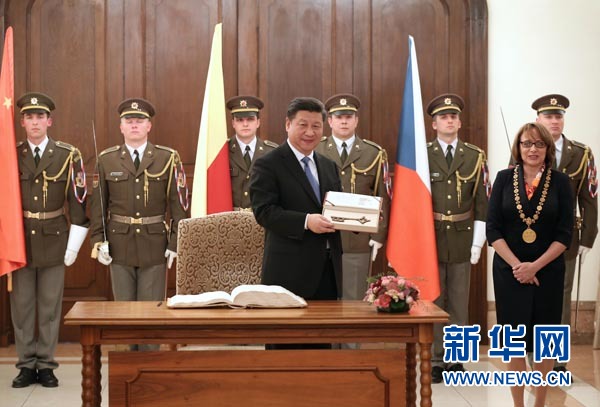 當地時間3月29日，國家主席習近平在捷克布拉格會見布拉格市長科爾娜喬娃，并接受科爾娜喬娃代表該市贈予的城市鑰匙。 新華社記者 龐興雷攝