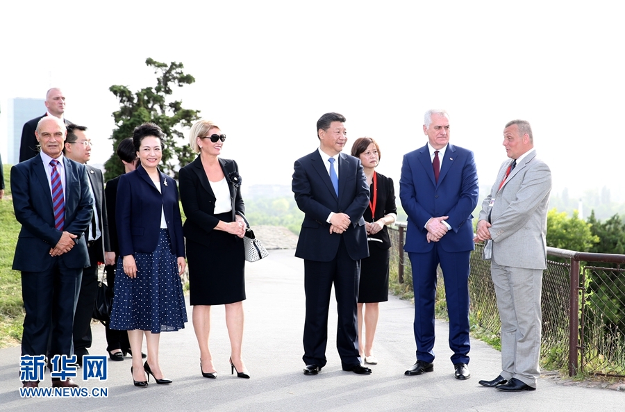 6月17日，中國國家主席習近平和夫人彭麗媛在塞爾維亞總統尼科利奇夫婦陪同下參觀具有悠久歷史的貝爾格萊德卡萊梅格丹公園。 新華社記者 馬占成 攝