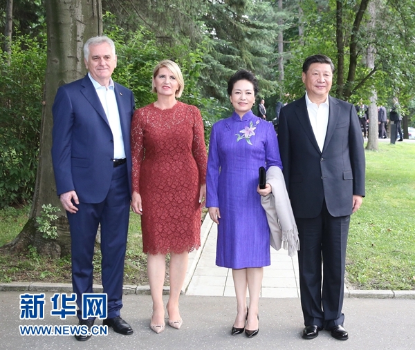 當地時間6月17日，國家主席習近平同塞爾維亞總統尼科利奇在貝爾格萊德舉行會晤。這是習近平和夫人彭麗媛同尼科利奇夫婦在和平別墅合影。新華社記者 丁林 攝