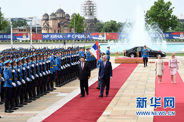 6月18日，國家主席習近平出席塞爾維亞總統尼科利奇在貝爾格萊德舉行的隆重歡迎儀式。 新華社記者饒愛民攝