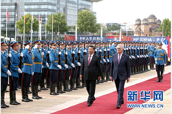 6月18日，國家主席習近平出席塞爾維亞總統尼科利奇在貝爾格萊德舉行的隆重歡迎儀式。 新華社記者馬占成攝