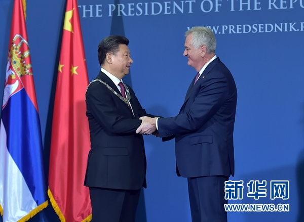 6月18日，國家主席習近平在貝爾格萊德同塞爾維亞總統尼科利奇舉行會談。會談后，尼科利奇向習近平授予塞爾維亞最高級別勛章“共和國一級榮譽勛章”，感謝習近平為中塞關系發展作出的杰出貢獻。新華社記者 李濤 攝 