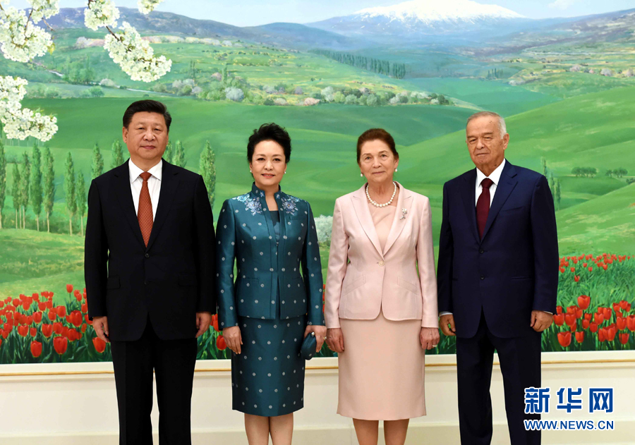 6月22日，國家主席習近平在塔什干庫克薩萊國賓館同烏茲別克斯坦總統卡里莫夫舉行會談。會談前，習近平出席卡里莫夫舉行的歡迎儀式。習近平和夫人彭麗媛受到卡里莫夫和夫人卡里莫娃熱情迎接。新華社記者饒愛民攝