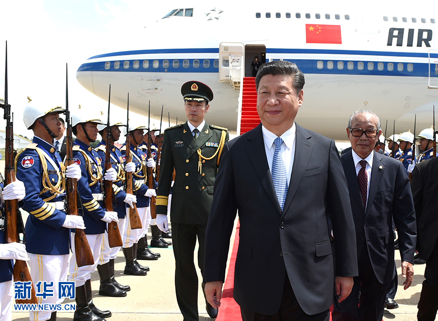 10月13日，國家主席習近平乘專機抵達金邊國際機場，開始對柬埔寨王國進行國事訪問。柬埔寨副首相兼王宮事務大臣貢桑奧親王和夏卡朋親王、阿倫公主等在舷梯旁熱情迎接習近平主席。新華社記者　謝環馳　攝