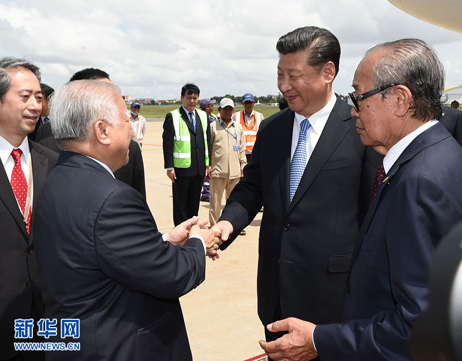 10月13日，國家主席習近平乘專機抵達金邊國際機場，開始對柬埔寨王國進行國事訪問。柬埔寨副首相兼王宮事務大臣貢桑奧親王和夏卡朋親王、阿倫公主等在舷梯旁熱情迎接習近平主席。新華社記者　謝環馳　攝