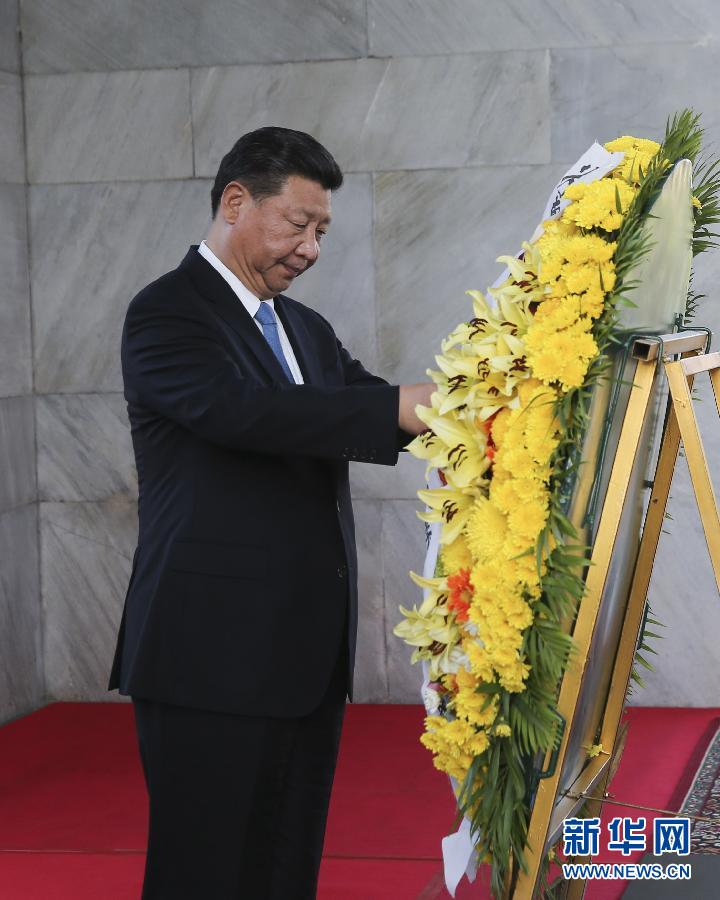 10月13日，國家主席習近平在金邊同柬埔寨首相洪森舉行會談。會談前，習近平向柬埔寨獨立紀念碑獻花圈。 新華社記者丁林攝 