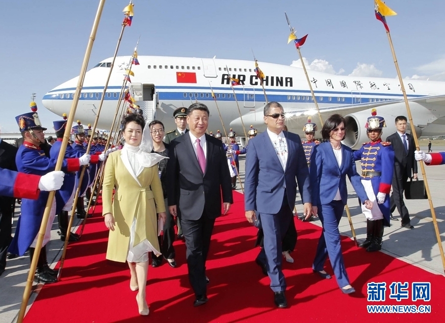 當地時間11月17日，國家主席習近平乘專機抵達基多，開始對厄瓜多爾共和國進行國事訪問。厄瓜多爾總統科雷亞和夫人馬勒布等在機場熱情迎接習近平和夫人彭麗媛。新華社記者 鞠鵬 攝 
