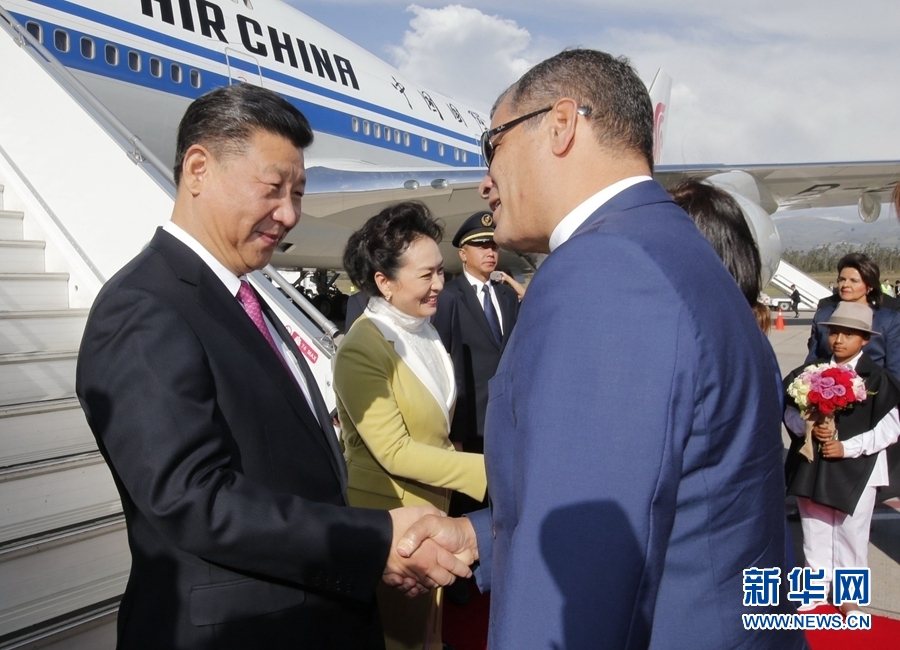 當地時間11月17日，國家主席習近平乘專機抵達基多，開始對厄瓜多爾共和國進行國事訪問。厄瓜多爾總統科雷亞和夫人馬勒布等在舷梯旁熱情迎接習近平和夫人彭麗媛。新華社記者 鞠鵬 攝