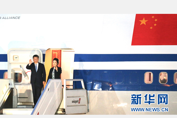 當地時間11月18日，國家主席習近平抵達利馬，出席亞太經合組織第二十四次領導人非正式會議并對秘魯共和國進行國事訪問。習近平和夫人彭麗媛受到秘魯副總統阿勞斯等熱情迎接。新華社記者 丁林 攝