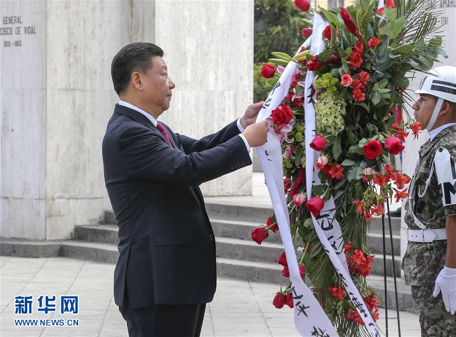 11月21日，國家主席習近平在利馬同秘魯總統庫琴斯基舉行會談。會談前，在庫琴斯基夫婦陪同下，習近平和彭麗媛向秘魯獨立先驅紀念碑敬獻花圈。新華社記者 丁林 攝