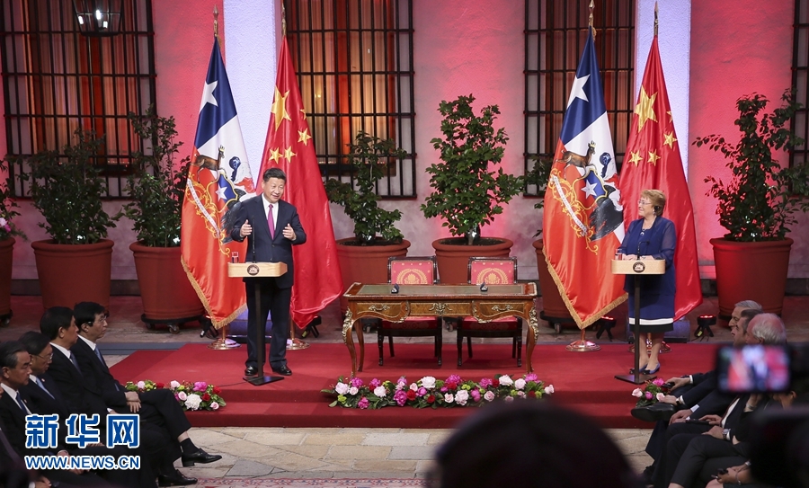 11月22日，國家主席習近平在圣地亞哥同智利總統巴切萊特舉行會談。這是會談后，兩國元首共同會見記者。 新華社記者 蘭紅光 攝