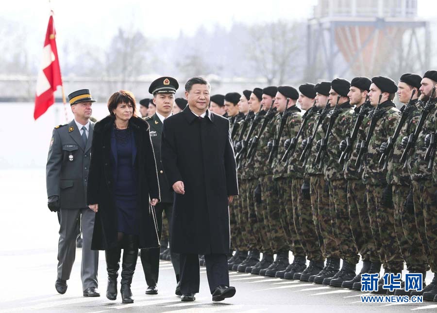 1月15日，國家主席習近平乘專機抵達蘇黎世，開始對瑞士聯邦進行國事訪問。 這是習近平在瑞士聯邦主席洛伊特哈德陪同下檢閱儀仗隊。新華社記者 蘭紅光 攝