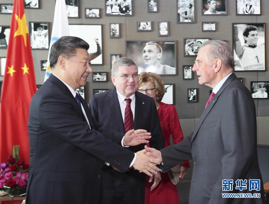 1月18日，國家主席習近平在瑞士洛桑國際奧林匹克博物館會見國際奧林匹克委員會主席巴赫。這是會見后，習近平與國際奧委會名譽主席羅格交談。新華社記者 蘭紅光 攝