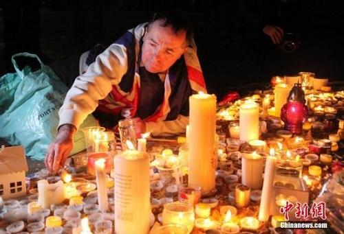 3月23日晚，倫敦民眾在市中心的特拉法加廣場舉行燭光集會，悼念此前一天發生在英國議會大廈附近的恐怖襲擊事件遇難者。 <a target='_blank' ><p  align=