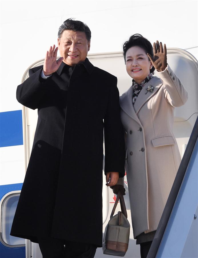 4月4日，國家主席習近平乘專機抵達赫爾辛基，開始對芬蘭共和國進行國事訪問。這是習近平和夫人彭麗媛步出艙門。 新華社記者 饒愛民 攝 