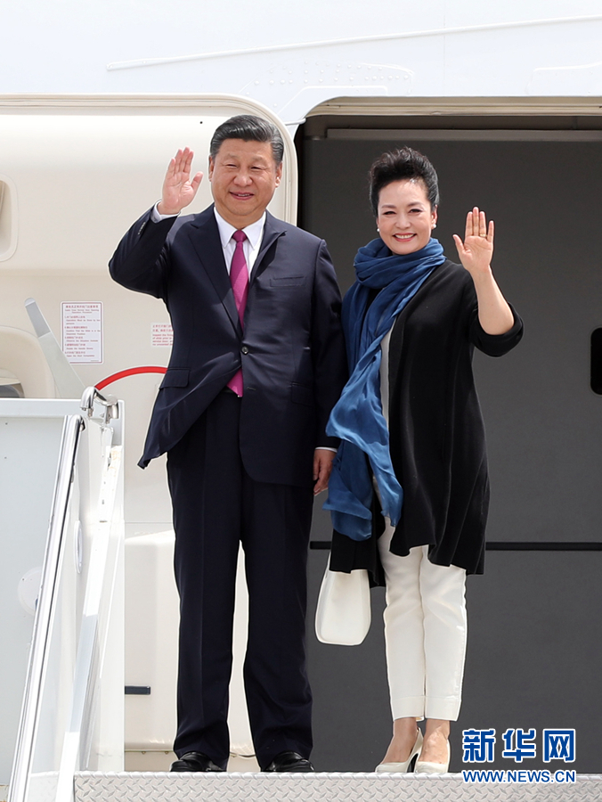 4月6日，國家主席習近平乘專機抵達美國佛羅里達州，將在海湖莊園同美國總統特朗普舉行中美元首會晤。這是習近平和夫人彭麗媛步出機艙。新華社記者 劉衛兵 攝 