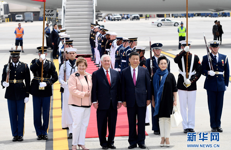 4月6日，國家主席習近平乘專機抵達美國佛羅里達州，將在海湖莊園同美國總統特朗普舉行中美元首會晤。習近平和夫人彭麗媛受到美國國務卿蒂勒森夫婦等熱情迎接。新華社記者 吳曉凌 攝