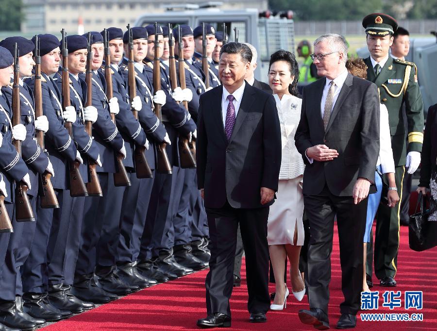 7月4日，國家主席習近平乘專機抵達柏林，開始對德意志聯邦共和國進行國事訪問。德國政府高級官員在舷梯旁迎接習近平和夫人彭麗媛。新華社記者 王曄 攝