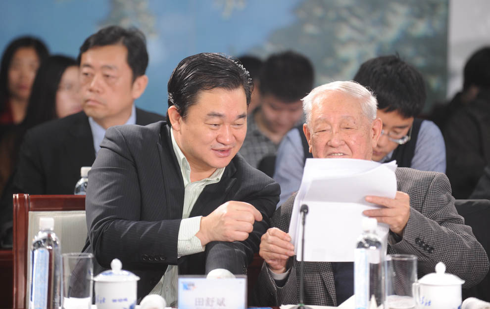 新華網董事長、總裁田舒斌與軍事科學院原副院長糜振玉在現場交流